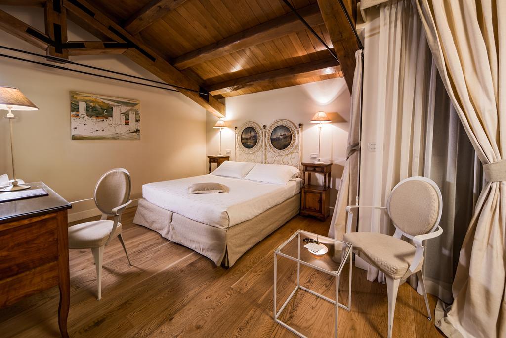 Luxury Double or Twin Room,271992273:JPEG